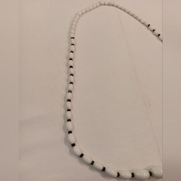 woman white and black necklace - Picture 4 of 5